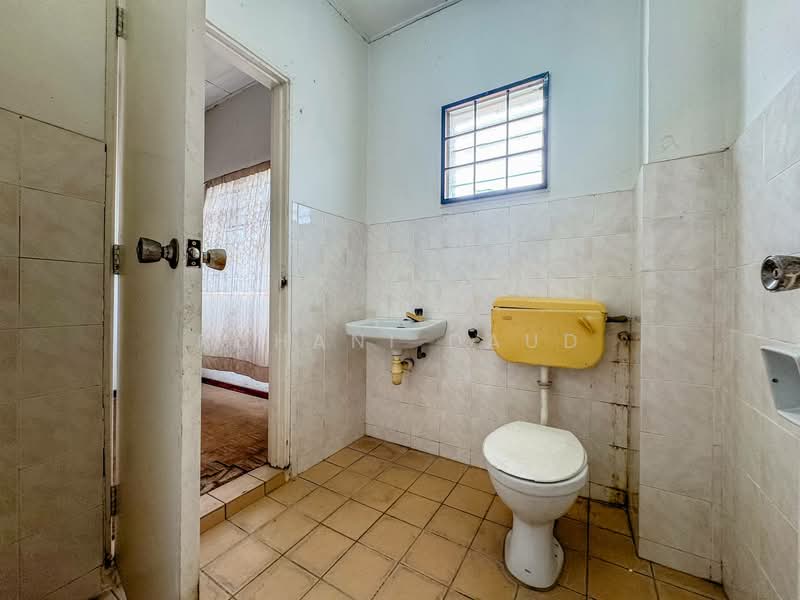 Taman Pinggiran Senawang untuk Untuk Dijual - RM 330,000, Mac 2026 - Bathroom - PropertyGuru.com.my