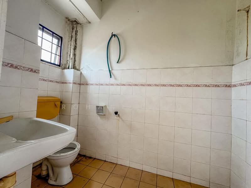 Taman Pinggiran Senawang untuk Untuk Dijual - RM 330,000, Mac 2026 - Bathroom - PropertyGuru.com.my