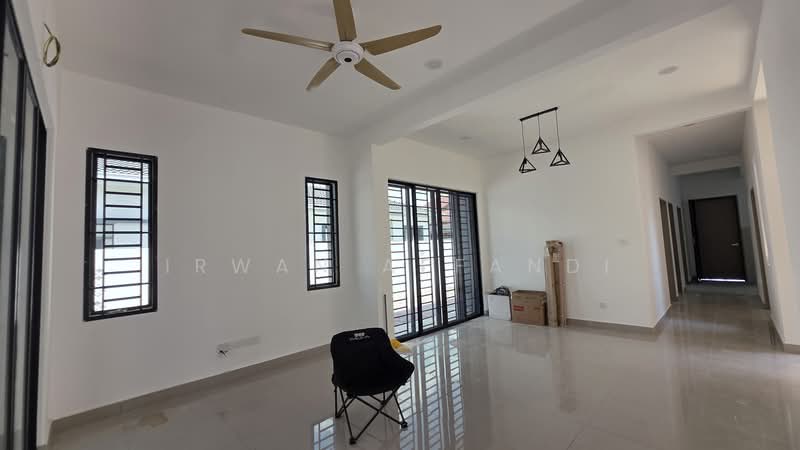 NEW UNIT RENOVATED Single Storey SEMI D Sek 29 Shah Alam untuk Untuk Disewa - RM 1,800 /bulan, Mac 2026 - Living Room - PropertyGuru.com.my