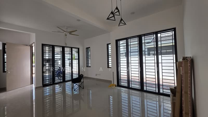 NEW UNIT RENOVATED Single Storey SEMI D Sek 29 Shah Alam untuk Untuk Disewa - RM 1,800 /bulan, Mac 2026 - Living Room - PropertyGuru.com.my