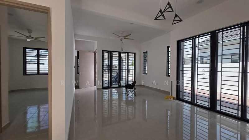 NEW UNIT RENOVATED Single Storey SEMI D Sek 29 Shah Alam untuk Untuk Disewa - RM 1,800 /bulan, Mac 2026 - Living Room - PropertyGuru.com.my