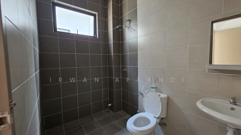 NEW UNIT RENOVATED Single Storey SEMI D Sek 29 Shah Alam untuk Untuk Disewa - RM 1,800 /bulan, Mac 2026 - Bathroom - PropertyGuru.com.my