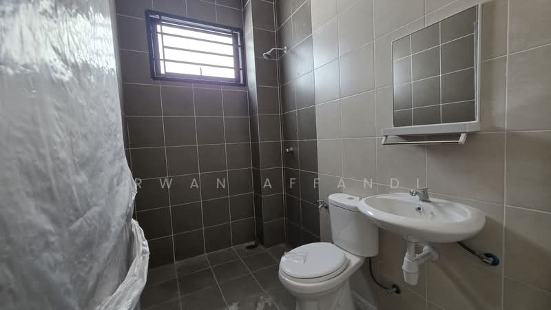 NEW UNIT RENOVATED Single Storey SEMI D Sek 29 Shah Alam untuk Untuk Disewa - RM 1,800 /bulan, Mac 2026 - Bathroom - PropertyGuru.com.my