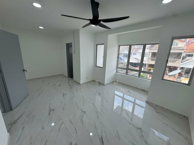 Bandar Country Homes, Desa 13, Rawang untuk Untuk Dijual - RM 500,000, Mac 2026 - Living Room - PropertyGuru.com.my