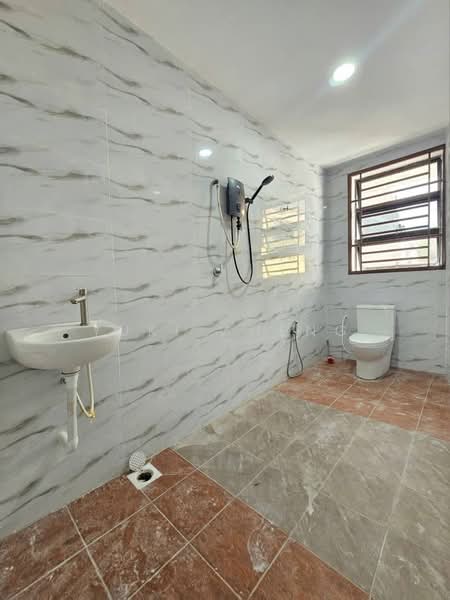 Taman Johor Jaya untuk Untuk Dijual - RM 849,000, Mac 2026 - Bathroom - PropertyGuru.com.my