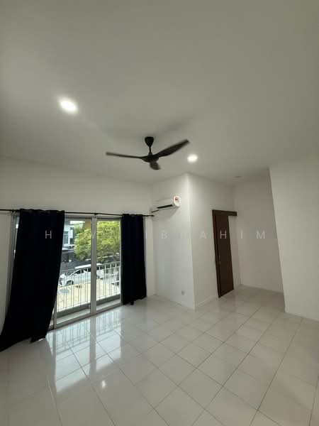 2-storey Terraced House for Sale in Bandar Rimbayu (Telok Panglima Garang) - Hawa Ibrahim - Living Room - PropertyGuru.com.my