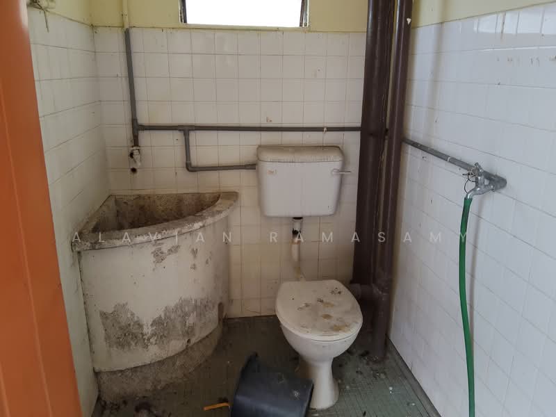 Flat PKNS Section 17 Shah Alam untuk Untuk Dijual - RM 169,000, Mac 2026 - Bathroom - PropertyGuru.com.my