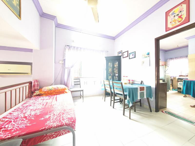2-storey Terraced House for Sale in Taman Mount Austin (Tebrau) - Right Lam - Bedroom - PropertyGuru.com.my