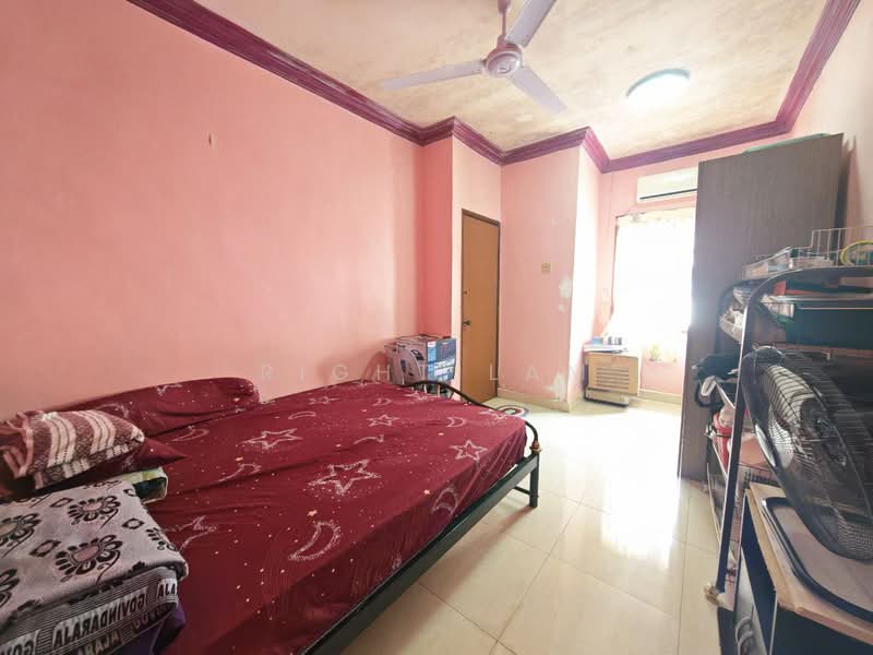 2-storey Terraced House for Sale in Taman Mount Austin (Tebrau) - Right Lam - Bedroom - PropertyGuru.com.my