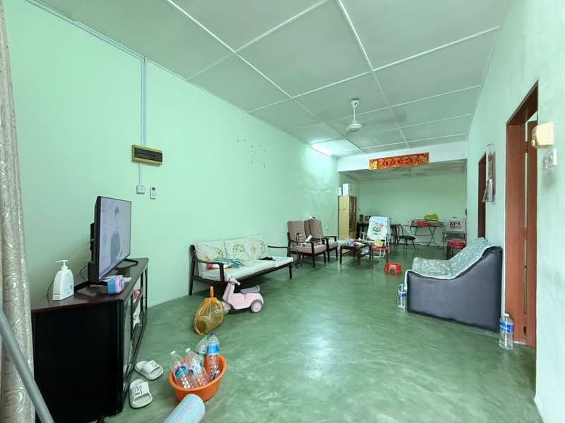 1-storey Terraced House for Sale in Taman Ungku Tun Aminah (Skudai) - Elena Lye - Living Room - PropertyGuru.com.my