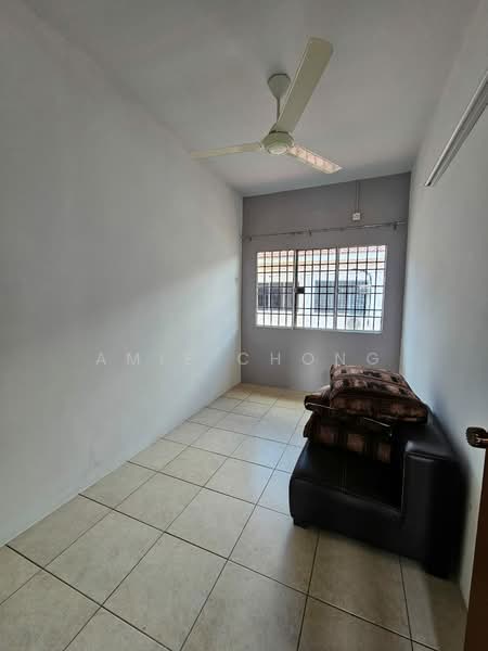 Menglembu Double Storey Terrace House Partial Furnished For Sale untuk Untuk Dijual - RM 230,000, Mac 2026 - Bedroom - PropertyGuru.com.my