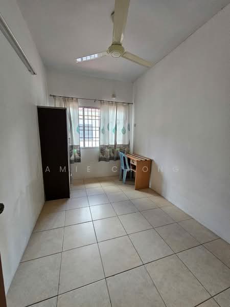 Menglembu Double Storey Terrace House Partial Furnished For Sale untuk Untuk Dijual - RM 230,000, Mac 2026 - Bedroom - PropertyGuru.com.my
