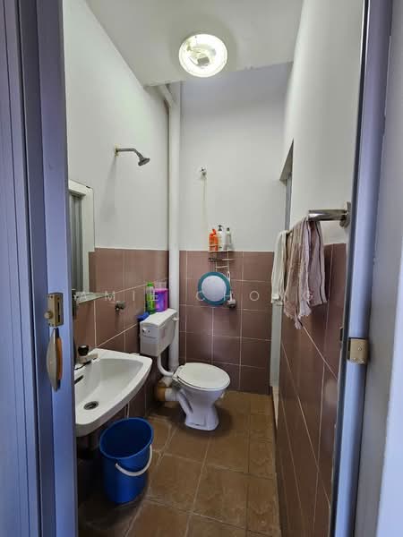 Menglembu Double Storey Terrace House Partial Furnished For Sale untuk Untuk Dijual - RM 230,000, Mac 2026 - Bathroom - PropertyGuru.com.my