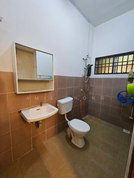 Menglembu Double Storey Terrace House Partial Furnished For Sale untuk Untuk Dijual - RM 230,000, Mac 2026 - Bathroom - PropertyGuru.com.my