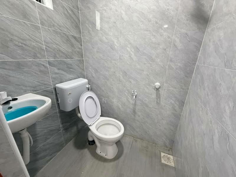 Double Storey Terrace House @ 334 Jalan Cermai 12, Taman Mesra, Saleng, Kulai Johor untuk Untuk Dijual - RM 450,000, Mac 2026 - Bathroom - PropertyGuru.com.my