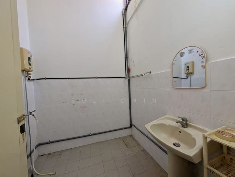 2-storey Terraced House for Sale in Taman Overseas Union (Taman Oug) (Jalan Klang Lama (Old Klang Road)) - Suli Chin - Bathroom - PropertyGuru.com.my