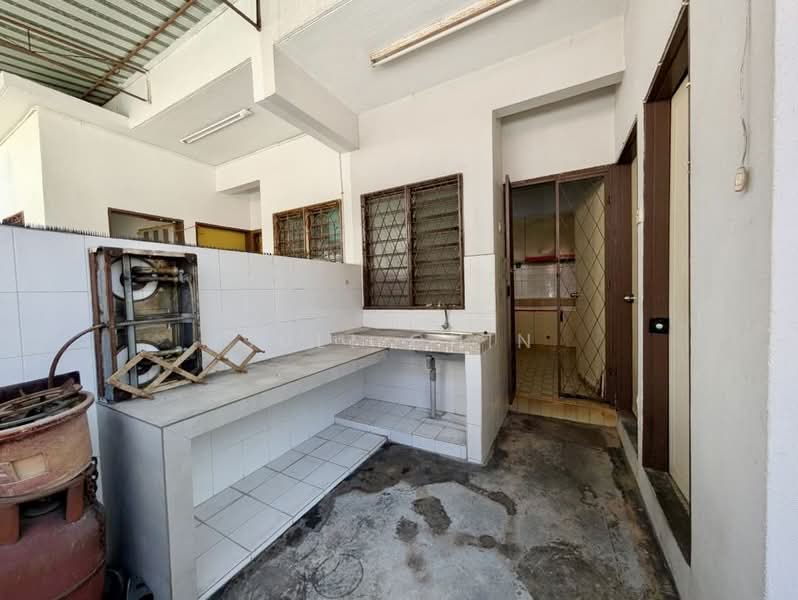 2-storey Terraced House for Sale in Taman Overseas Union (Taman Oug) (Jalan Klang Lama (Old Klang Road)) - Suli Chin - Kitchen - PropertyGuru.com.my