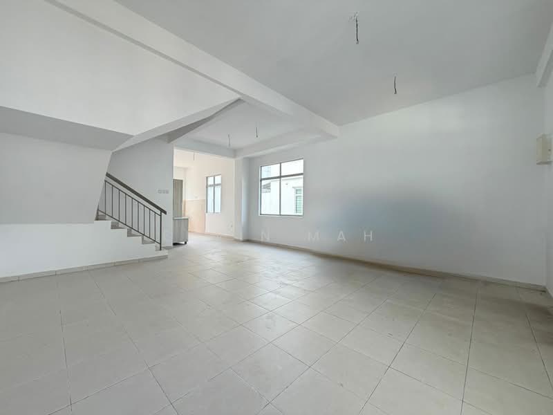 3-storey Terraced House for Sale in Taman Kundang Jaya (Rawang) - Elwin Mah - Living Room - PropertyGuru.com.my