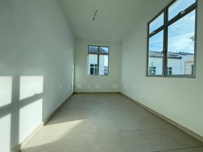 3-storey Terraced House for Sale in Taman Kundang Jaya (Rawang) - Elwin Mah - PropertyGuru.com.my