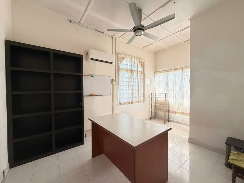 Rumah Teres 2 Tingkat untuk Dijual di Taman Pokok Mangga (Balai Panjang) - Helen BF - Study - PropertyGuru.com.my