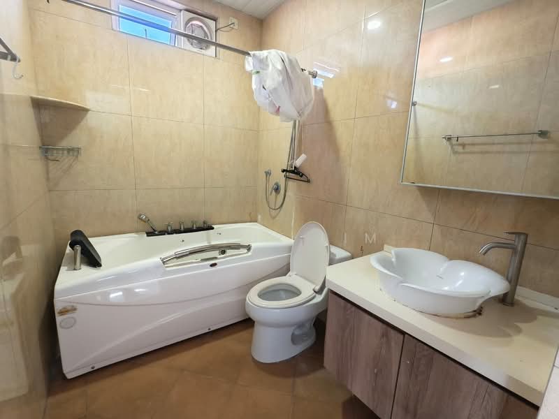 Semi-Detached House for Sale in Island Glades (Jelutong) - Mandy Lim - Bathroom - PropertyGuru.com.my