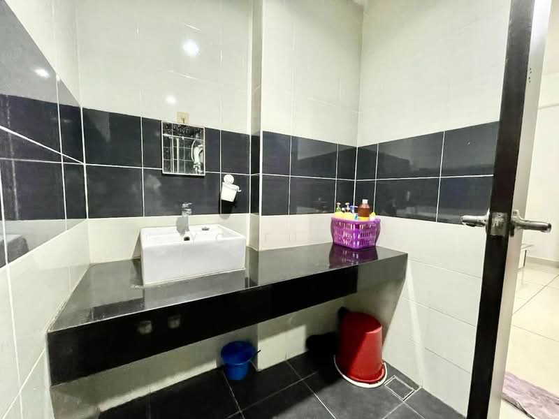 Service Residence for Sale at D'Inspire Residence (Inspira Bestari) - YC Fung - Bathroom - PropertyGuru.com.my