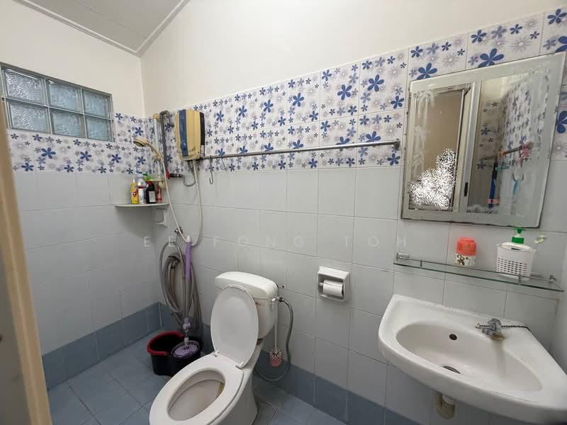 1-storey Terraced House for Sale in Taman Puteri Wangsa (Ulu Tiram) - Ee Fong Toh - Bathroom - PropertyGuru.com.my