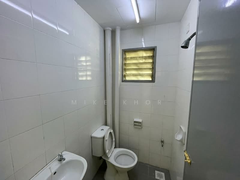 Pangsapuri Akasia (Bandar Botanic) untuk Untuk Disewa - RM 1,000 /bulan, Mac 2026 - Bathroom - PropertyGuru.com.my