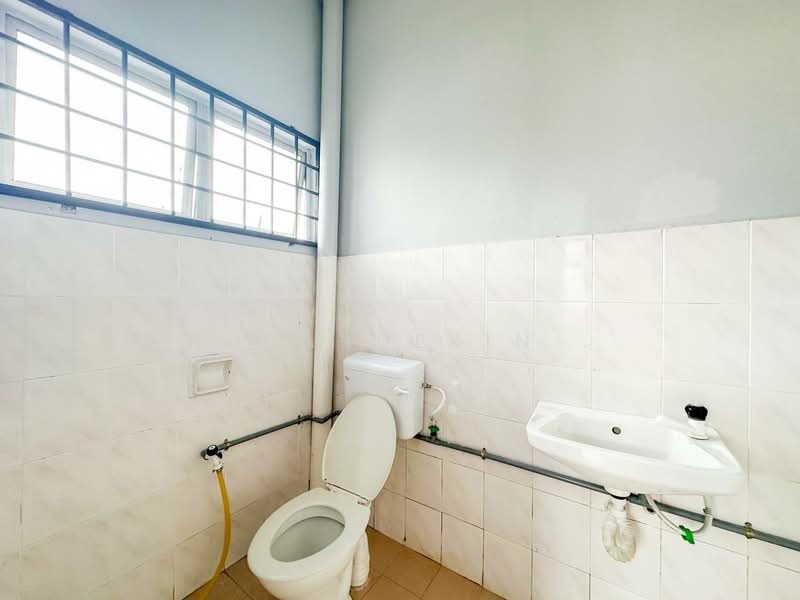 2-storey Terraced House for Sale in Taman Dahlia (Sepang) - Nurashekin . - Bathroom - PropertyGuru.com.my