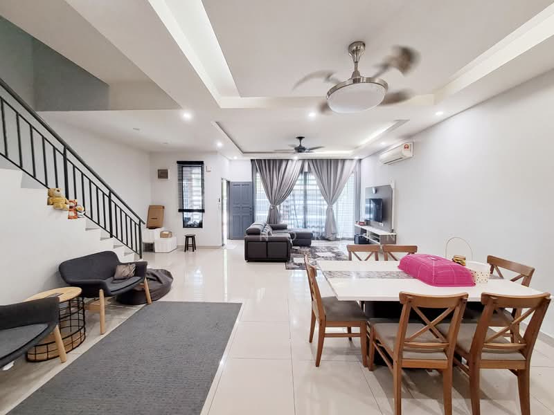 2-storey Terraced House for Sale in Saujana Rawang (Rawang) - Sa'a Nordin - Living Room - PropertyGuru.com.my
