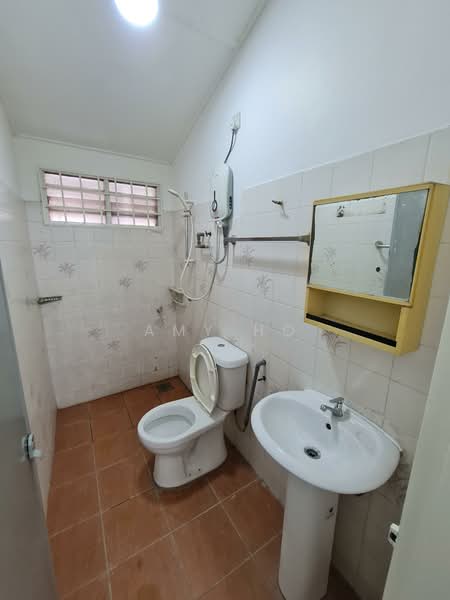 Desa Jaya Kepong untuk Untuk Disewa - RM 1,800 /bulan, Mac 2026 - Bathroom - PropertyGuru.com.my