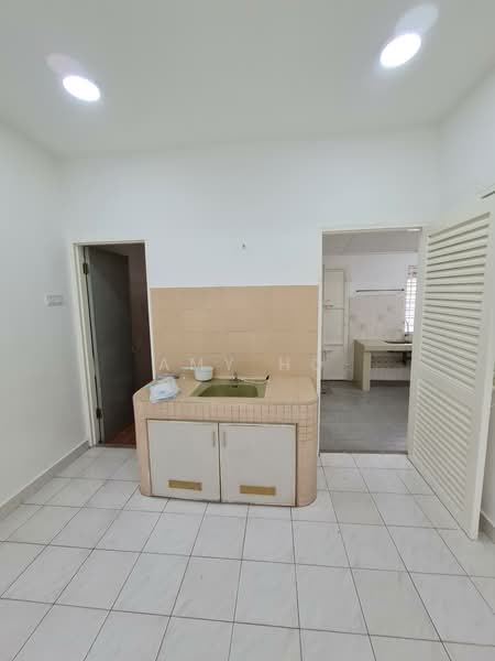 Desa Jaya Kepong untuk Untuk Disewa - RM 1,800 /bulan, Mac 2026 - Kitchen - PropertyGuru.com.my