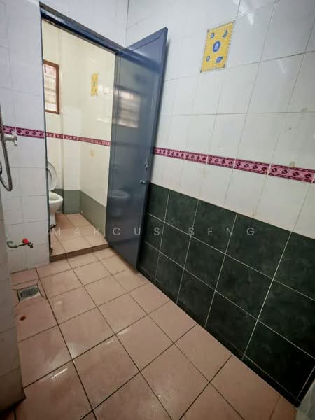 Shop / Office for Rent in Greentown (Ipoh) - Marcus Seng - Bathroom - PropertyGuru.com.my