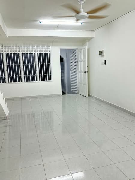 Taman Johor Jaya untuk Untuk Disewa - RM 1,000 /bulan, Mac 2026 - Living Room - PropertyGuru.com.my