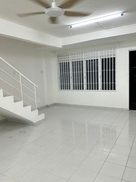 Taman Johor Jaya untuk Untuk Disewa - RM 1,000 /bulan, Mac 2026 - Living Room - PropertyGuru.com.my