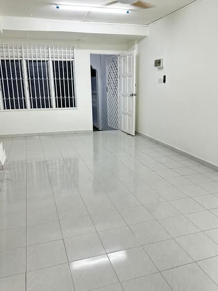 Taman Johor Jaya untuk Untuk Disewa - RM 1,000 /bulan, Mac 2026 - Living Room - PropertyGuru.com.my