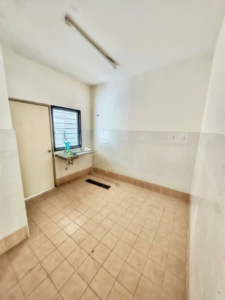 Taman Putra Prima untuk Untuk Disewa - RM 1,400 /bulan, Mac 2026 - Kitchen - PropertyGuru.com.my