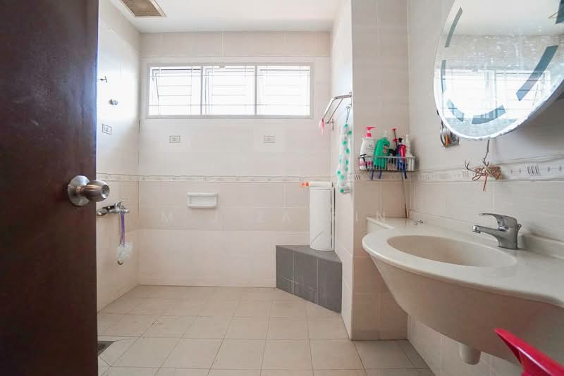 Semi-Detached House for Sale in Batu Caves (Selangor) - M.J Zairin - Bathroom - PropertyGuru.com.my