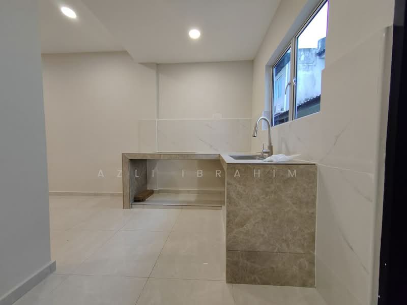 Puchong Utama (Seksyen 10) untuk Untuk Dijual - RM 645,000, Mac 2026 - Kitchen - PropertyGuru.com.my