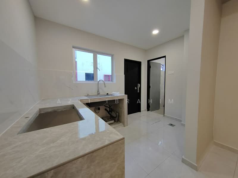 Puchong Utama (Seksyen 10) untuk Untuk Dijual - RM 645,000, Mac 2026 - Kitchen - PropertyGuru.com.my