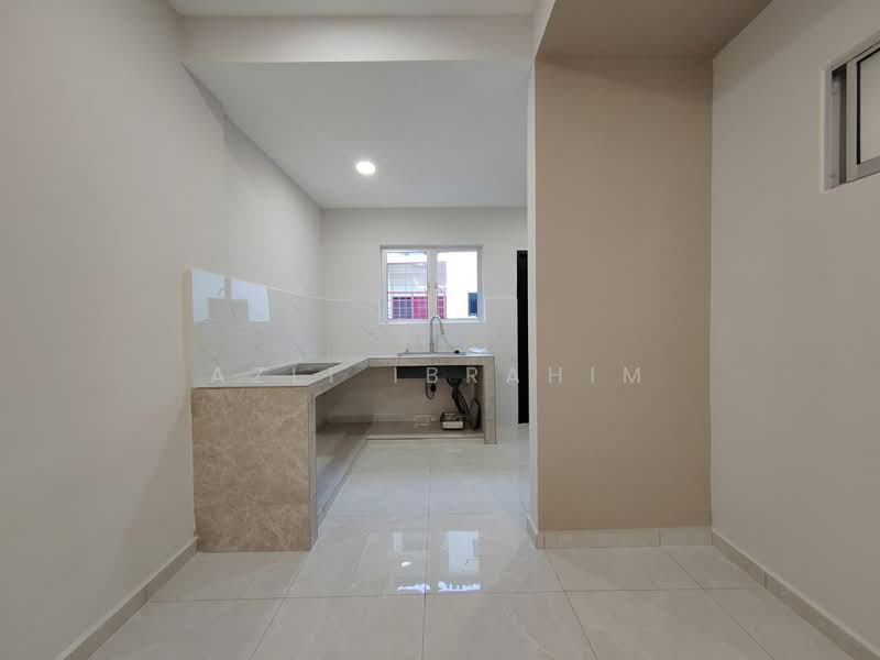 Puchong Utama (Seksyen 10) untuk Untuk Dijual - RM 645,000, Mac 2026 - Kitchen - PropertyGuru.com.my
