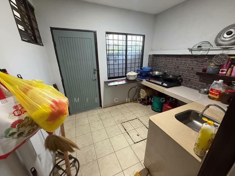 Tambun Single Storey Bungalow Good Maintenance For Sale untuk Untuk Dijual - RM 460,000, Mac 2026 - Kitchen - PropertyGuru.com.my