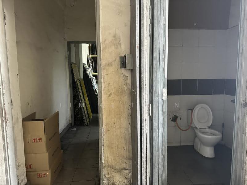 Factory for Sale in Nilai Impian (Nilai) - Lim Ee Thian - Bathroom - PropertyGuru.com.my