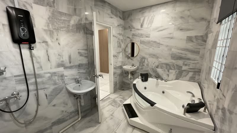 Semi-Detached House for Sale in Bandar Putra Permai (Seri Kembangan) - Wayne Char - Bathroom - PropertyGuru.com.my