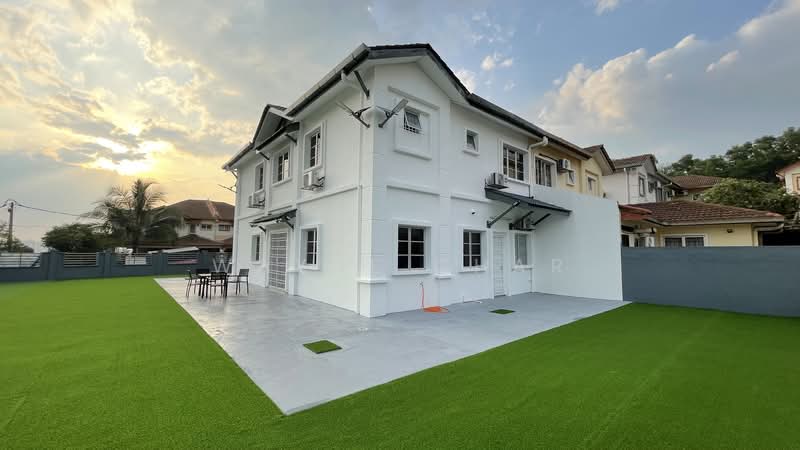 Semi-Detached House for Sale in Bandar Putra Permai (Seri Kembangan) - Wayne Char - Exterior - PropertyGuru.com.my