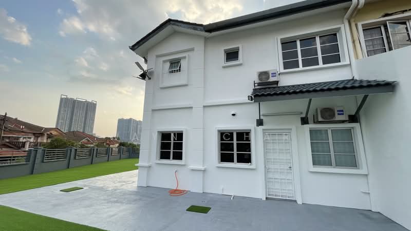 Semi-Detached House for Sale in Bandar Putra Permai (Seri Kembangan) - Wayne Char - Exterior - PropertyGuru.com.my