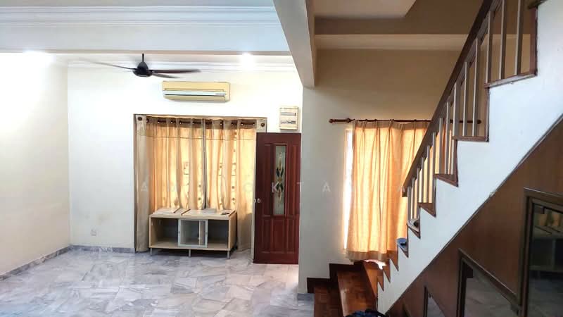 2-storey Terraced House for Sale in Taman Kelana Idaman (Ara Damansara) - Amy Oktavia - Living Room - PropertyGuru.com.my