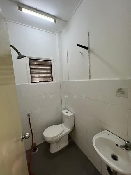 Gladden Court untuk Untuk Dijual - RM 195,000, Mac 2026 - Bathroom - PropertyGuru.com.my