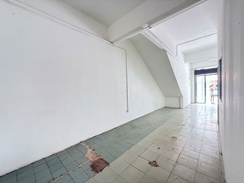 Shop for Rent in Taman Daya (Johor Bahru) - Karl Lim - Entrance - PropertyGuru.com.my