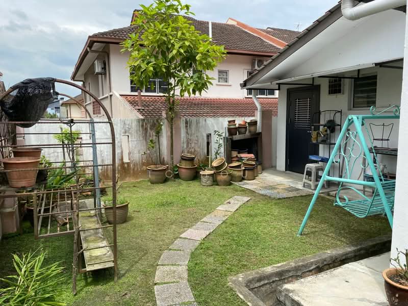 Semi-Detached House for Sale in Taman Saujana Emas (Kajang) - TC Hou - Garden - PropertyGuru.com.my